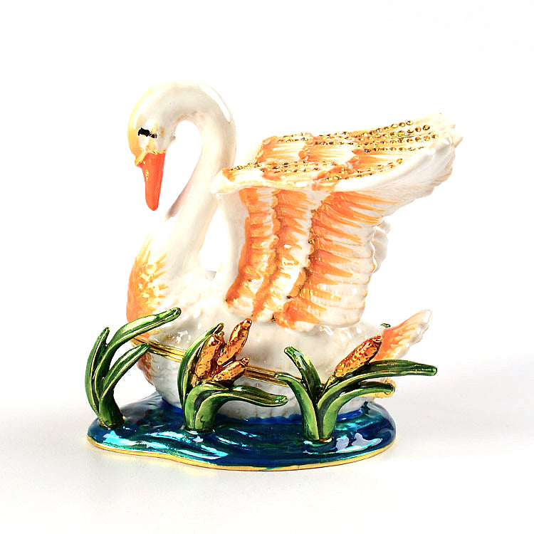 Swan in Pond Keepsake Box